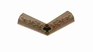 ابزار کنج سقف با گچبری که پتینه کاری شده با ورق طلا