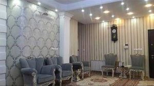 کاغذ دیواری بارنگ های سفید وتوسی روشن