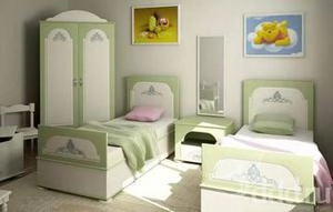 اتاق کودک با دو تخت خواب تیم رنگی سبز/سفید با پستر خرس بالا تخت خواب