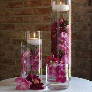 جا شمعی با شیشه ای با گل های بنفش