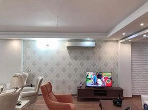کاغذ دیواری ودکوراسیون بارنگ روشن بااجرسفید