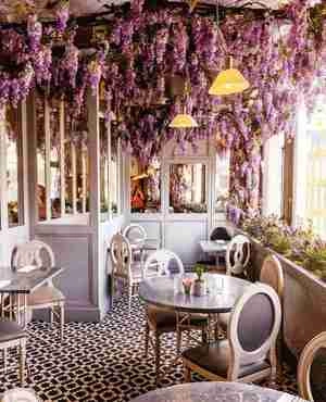 طراحی کافه رستوران با سقف گلهای آویزان صورتی 3