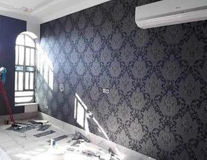 کاغذ دیواری پرنقش دررنگ های گرم وتیره مشکی