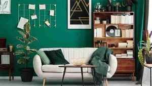 دیوار سبز و ترکیب مبل سفید و کمد رنگ گرم
