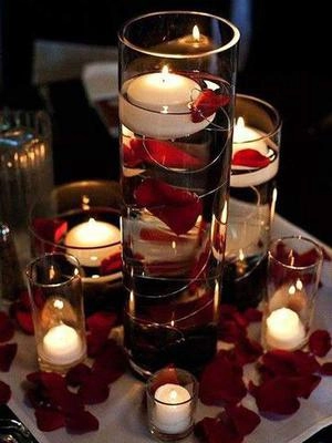 جاشمعی شیشه ای با پرپر گل رز قرمز