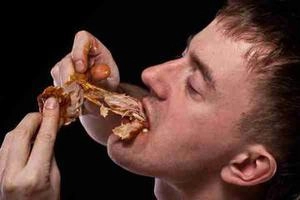 مرد در حال خوردن غذا با ولع