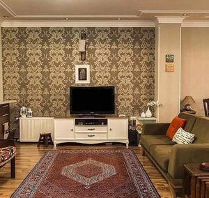 کاغذ دیواری پرنقش دررنگ های گرم وتیره مشکی