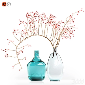 شاخه دکوری با توت قرمز در یک گلدان شیشه ای
