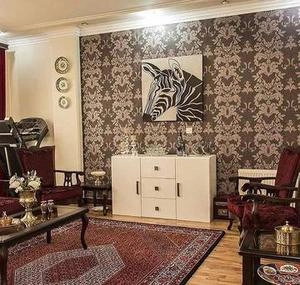 کاغذ دیواری پرنقش دررنگ های گرم وتیره مشکی