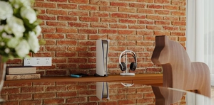 طراحی دکوراسیون با آجر قرمز و مبل مشکی