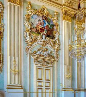 سر در کلاسیک در طراحی داخلی یک قصر اسپانیای