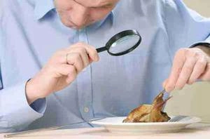مرد در حال خوردن غذا با ولع