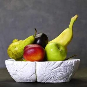 جامیوه ای بتنی سفید باطرح برگ روی بدنه