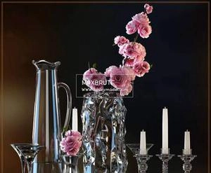 گلدون شیشه ای با شاخه گل قرمز