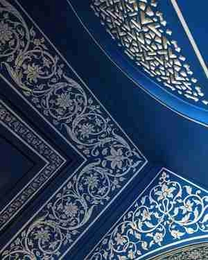 نقاشی سنتی آبی سفید داخل سالن