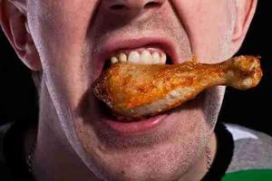 مرد در حال خوردن غذا با ولع
