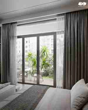 طراحی اتاق خواب با کمد دیواری مشکی و تخت سفید