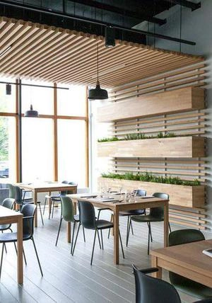طراحی رستوران با چوب افقی از سقف تا کف