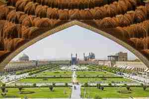عکس از زیر گنبد در میدان نصف جهان