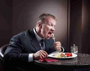 مرد در حال خوردن غذا با ولع