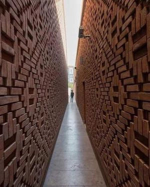 دیوار آجری طرح دار و یک محل گذر باریک