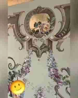 نقاشی  و پتینه روی دیوار