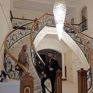 لوستر سفارشی مشتری در راه پله