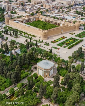 نمایی از عمارت کلاه فرنگی در باغ نظر و ارگ کریمخانی