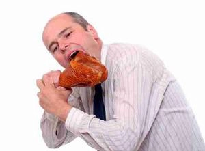 مرد در حال غذا خوردن با ولع و خشن