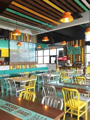 طراحی رستوران با رنگ های شاد زرد وابی فیروزه ای با ترکیب دلنشین احجام
