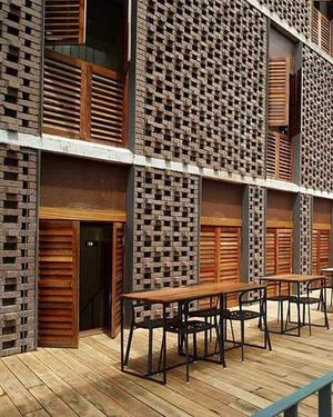 نمای آجری مشبک و چینش کج