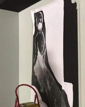 پروژه زعفرانیه نقاشی زن روی دیوار مشکی