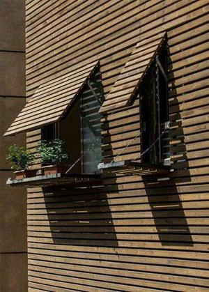 ایده ای برای پنجره و یک تراس کوچک برای گلدان ها