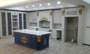 طراجی آشپزخانه ای کلاسیک با تم صورمه ای و سفید طلائی