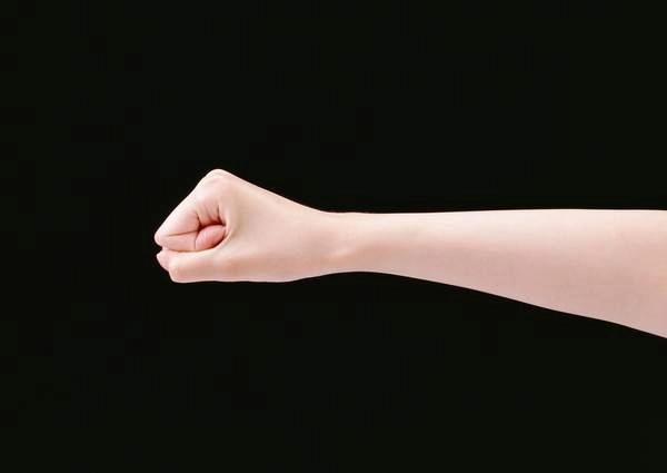 دست زن با لاک برای اشاره و علامت