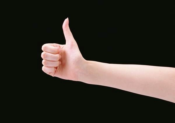 دست زن با لاک برای اشاره و علامت