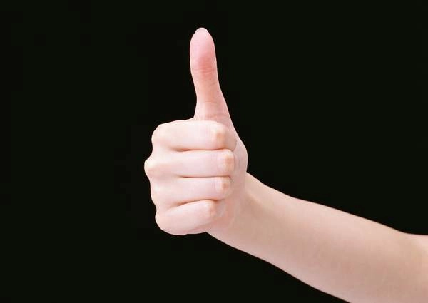 دست زن با لاک برای اشاره و علامت