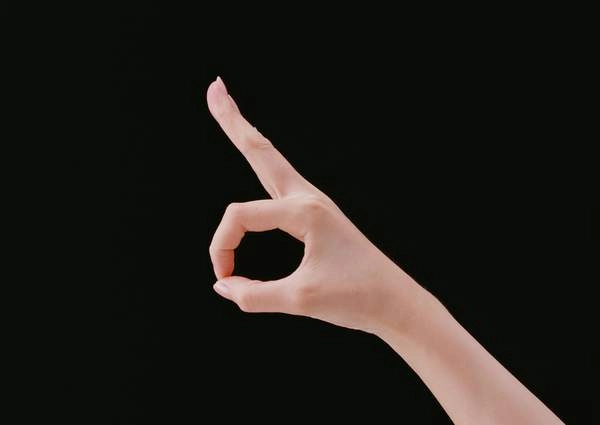 دست زن با لاک برای اشاره و علامت
