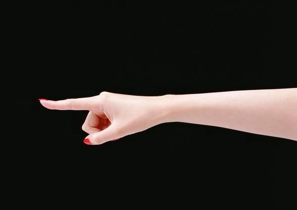 دست زن با لاک برای اشاره و علامت