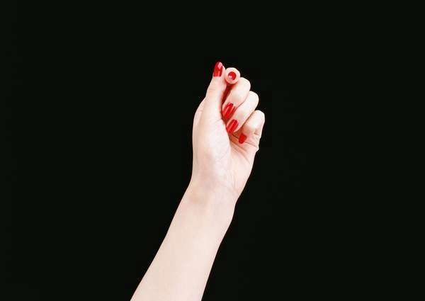 دست زن با لاک برای اشاره و علامت