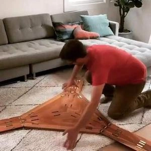 میز مثلثی با پایه های تاشو
