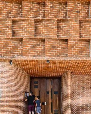 نمای آجری با طرح مربع کج