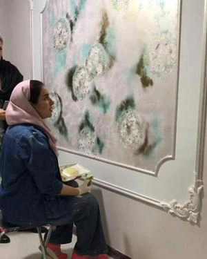 نقاشی وپتینه  در داخل قاب کلاسیک روی دیوار پروژه
