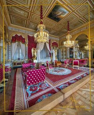 اتاق خواب شاهزاده با ترکیب رنگ قرمز طلایی