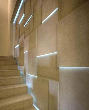 طراحی دیوار راه پله با نور مخی