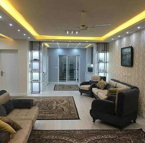 اجرای کاغذ دیواری بدون طرح وساده