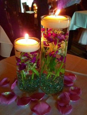 جا شمعی شیشه ای با گل های بنفش