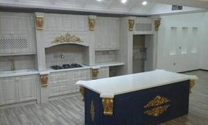 طراجی آشپزخانه ای کلاسیک با تم صورمه ای و سفید طلائی