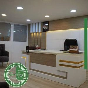 دکوراسیون اداری بارنگ سفید وقهوه ای