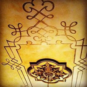 موتیف روی دیوار وسقف وکمد بسیارزیبا
